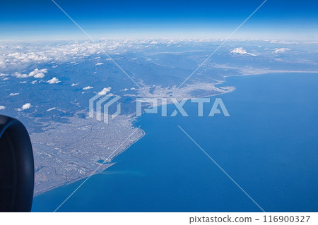 從飛機上看到的駿河灣和富士山 116900327