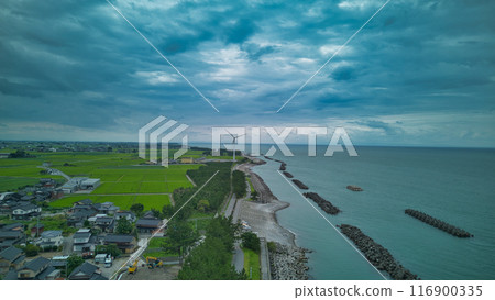 雨季結束前富山縣入前町海岸的離岸風力發電設施 雨季結束前富山縣入前町海岸的離岸風力發電設施 116900335