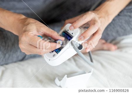 更換血壓計電池的人的手 116900826