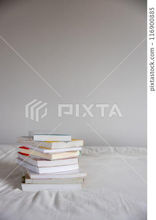 床上堆放著許多書 床上堆放著許多書 116900885