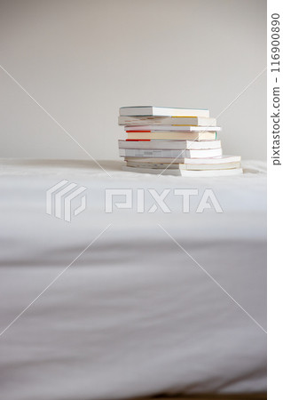 床上堆放著許多書 床上堆放著許多書 116900890