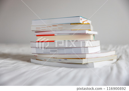 床上堆放著許多書 床上堆放著許多書 116900892