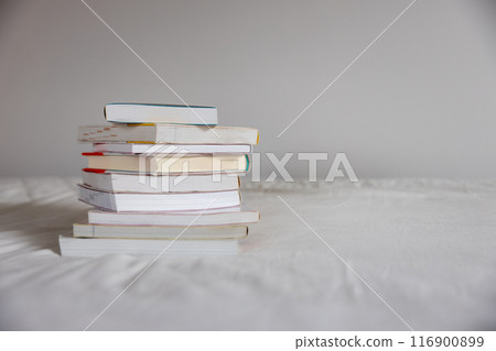 床上堆放著許多書 床上堆放著許多書 116900899