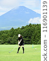 Women playing golf 116901139