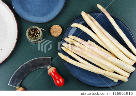 Raw white asparagus. 116901910