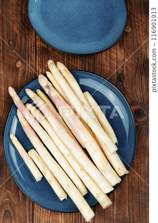 bundle of white asparagus. bundle of white asparagus. 116901913