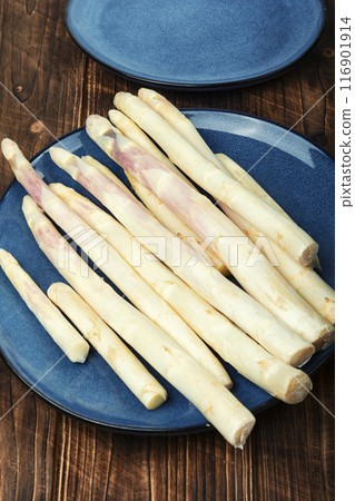 Raw organic white asparagus 116901914
