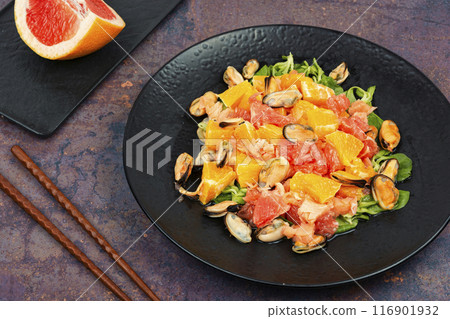 Salad with citrus fruits and seafood. 116901932