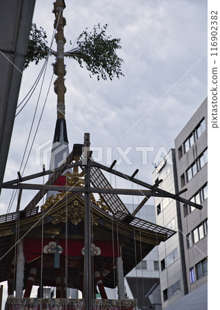 Gion Festival: Scenery with floats on Shijo Street, vertical composition 5 116902382