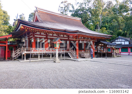 The worship hall at Isonokami Shrine (Tenri City, Nara Prefecture), said to be the oldest in Japan 116903142