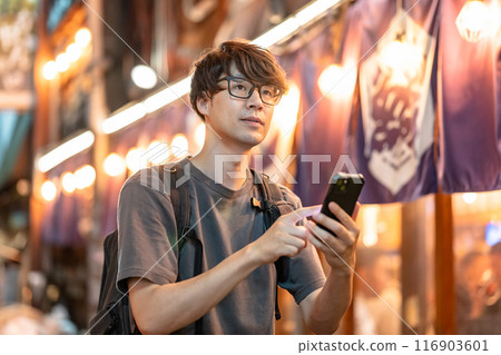 一個男人走在酒吧區 116903601