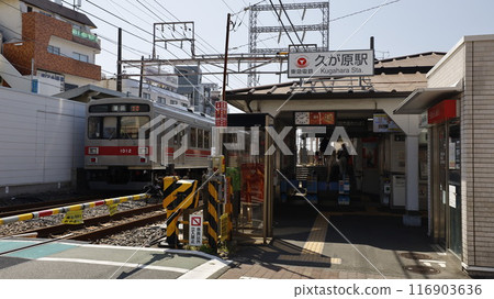 Tokyu Ikegami Line Kugahara Station and trains heading towards Kamata 116903636