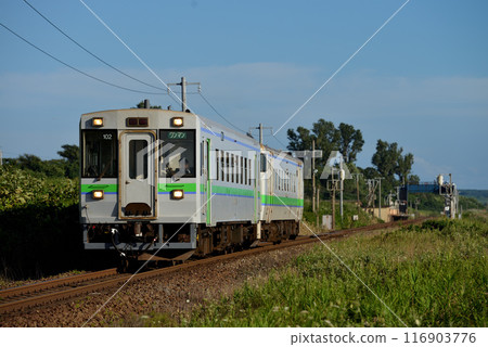 Two Kiha 150 series local trains running on the Muroran Main Line Two Kiha 150 series local trains running on the Muroran Main Line 116903776