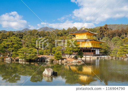 日本京都 — 2024年1月8日:金閣寺精緻花園,又稱金閣 日本京都 — 2024年1月8日:金閣寺精緻花園,又稱金閣 116904790
