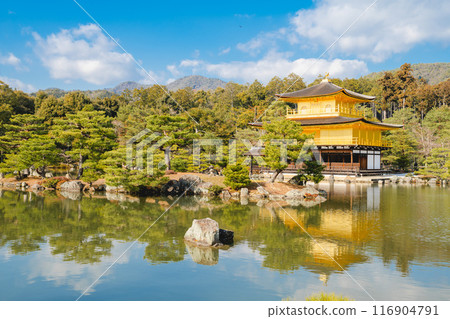 日本京都 — 2024年1月8日：金閣寺精緻花園，又稱金閣 116904791