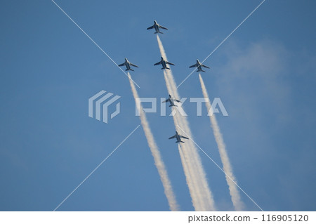 航空自衛隊藍色脈衝飛機拖著尾跡飛行 116905120