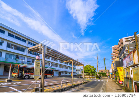 日本小田原市景觀，七月。 JR東海道本線國府站和箱根登山巴士站的景色= 7月22日 116905784
