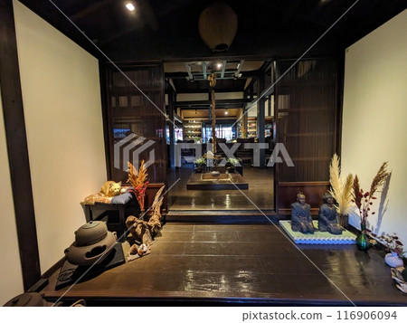 Stylish old-style cafe 116906094