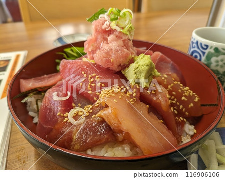 使用鮪魚的海鮮蓋飯 116906106