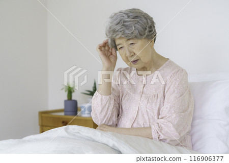 高級女子在臥室裡抱著頭 116906377