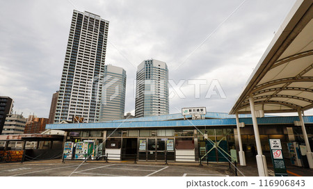 Shin-Kawasaki Station, where JR Shonan-Shinjuku Line trains stop, and the rotary in front of the station 116906843