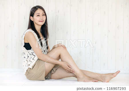 年輕女子坐著護膚美容 年輕女子坐著護膚美容 116907293