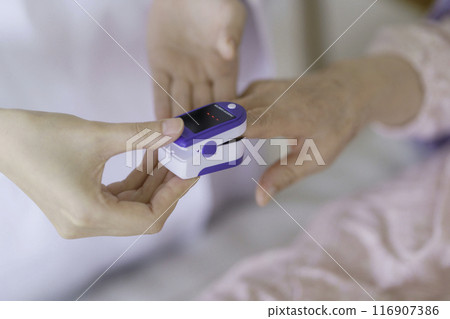 用脈搏血氧儀手動測量血氧飽和度的特寫 116907386