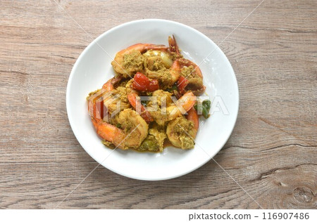stir fried shrimp with bell pepper and spring onion in yellow curry and egg on plate stir fried shrimp with bell pepper and spring onion in yellow curry and egg on plate 116907486