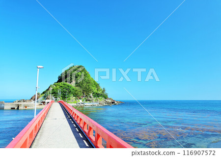 Yamagata Prefecture Hakusan Island and Hakusan Bridge in the blue sky and blue sea 116907572