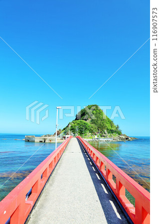 Yamagata Prefecture Hakusan Island and Hakusan Bridge in the blue sky and blue sea 116907573