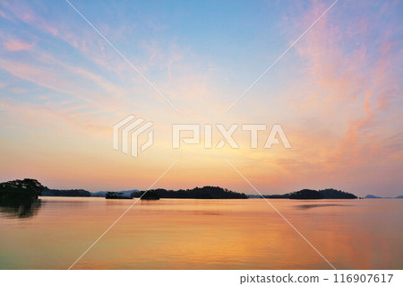 染上朝霞的宮城縣松島 染上朝霞的宮城縣松島 116907617