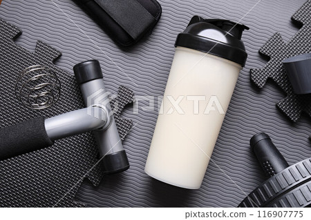 瑜珈墊上的蛋白質和肌肉訓練用品 瑜珈墊上的蛋白質和肌肉訓練用品 116907775