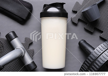 瑜珈墊上的蛋白質和肌肉訓練用品 116907777