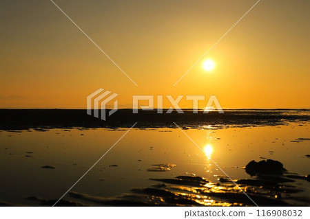 "Chichibugahama Beach, Kagawa Prefecture" Golden sea and sky 116908032