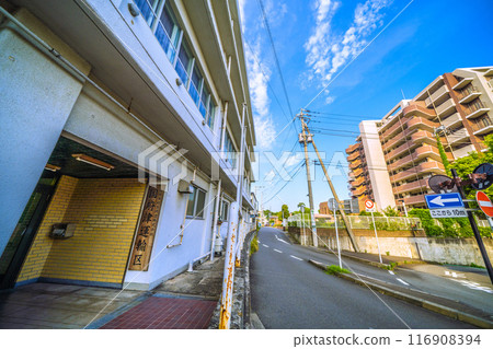 日本小田原市景觀，七月。 JR東海道本線，國府車站及國府交通區景觀=2020年7月22日 116908394