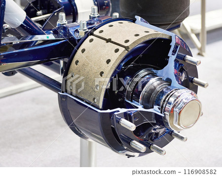 Brake pads and brake drum of truck wheel hub 116908582