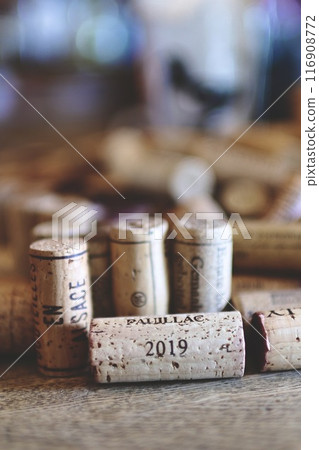 許多酒瓶塞 116908772