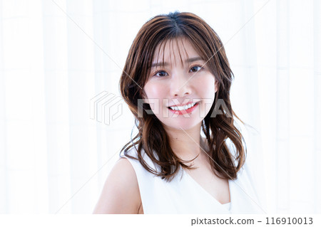 無袖的年輕女子 116910013
