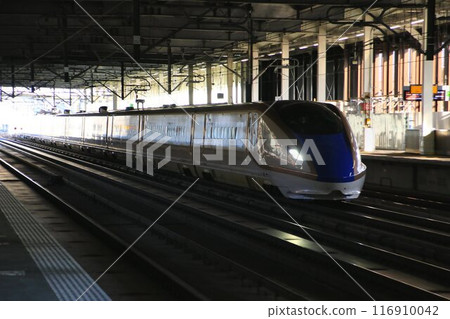The E7 series Shinkansen passes through the border tunnel and heads for Niigata...Joetsu Shinkansen/Jomo Kogen Station 116910042