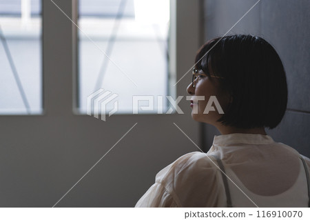 一個獨特的年輕女子的後視圖 一個獨特的年輕女子的後視圖 116910070