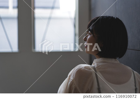 一個獨特的年輕女子的後視圖 一個獨特的年輕女子的後視圖 116910072