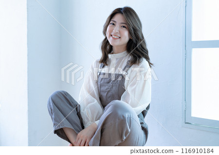 穿著工作服的年輕女子 穿著工作服的年輕女子 116910184