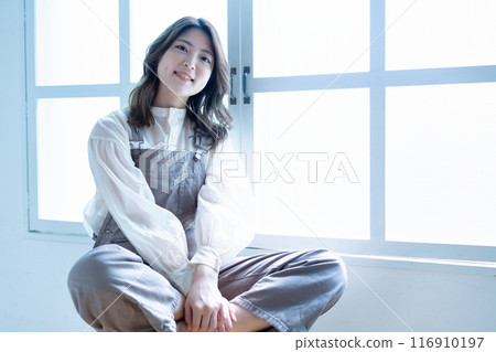 穿著工作服的年輕女子 穿著工作服的年輕女子 116910197