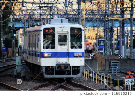 50歲……老牌通勤車“8000系”疾馳東武都市公園線 116910215