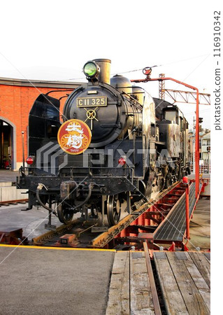 日落時的轉盤...“SL Taiki C11325”經過一天的維修後存放在扇形發動機棚中 日落時的轉盤...“SL Taiki C11325”經過一天的維修後存放在扇形發動機棚中 116910342