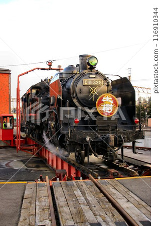 Turntable at sunset... ``SL Taiki C11325'' stored in the fan-shaped engine shed after a day's service 116910344