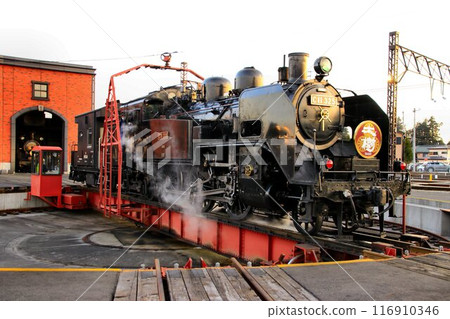 Turntable at sunset... ``SL Taiki C11325'' stored in the fan-shaped engine shed after a day's service 116910346