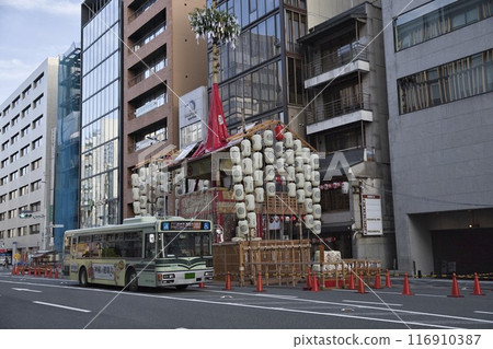 箱谷驛行和城市巴士 4 的祗園祭風景 箱谷驛行和城市巴士 4 的祗園祭風景 116910387
