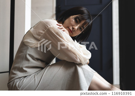 戴眼鏡、穿裙子的女人 116910391