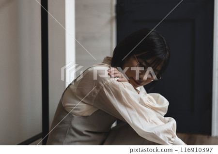 戴眼鏡、穿裙子的女人 116910397